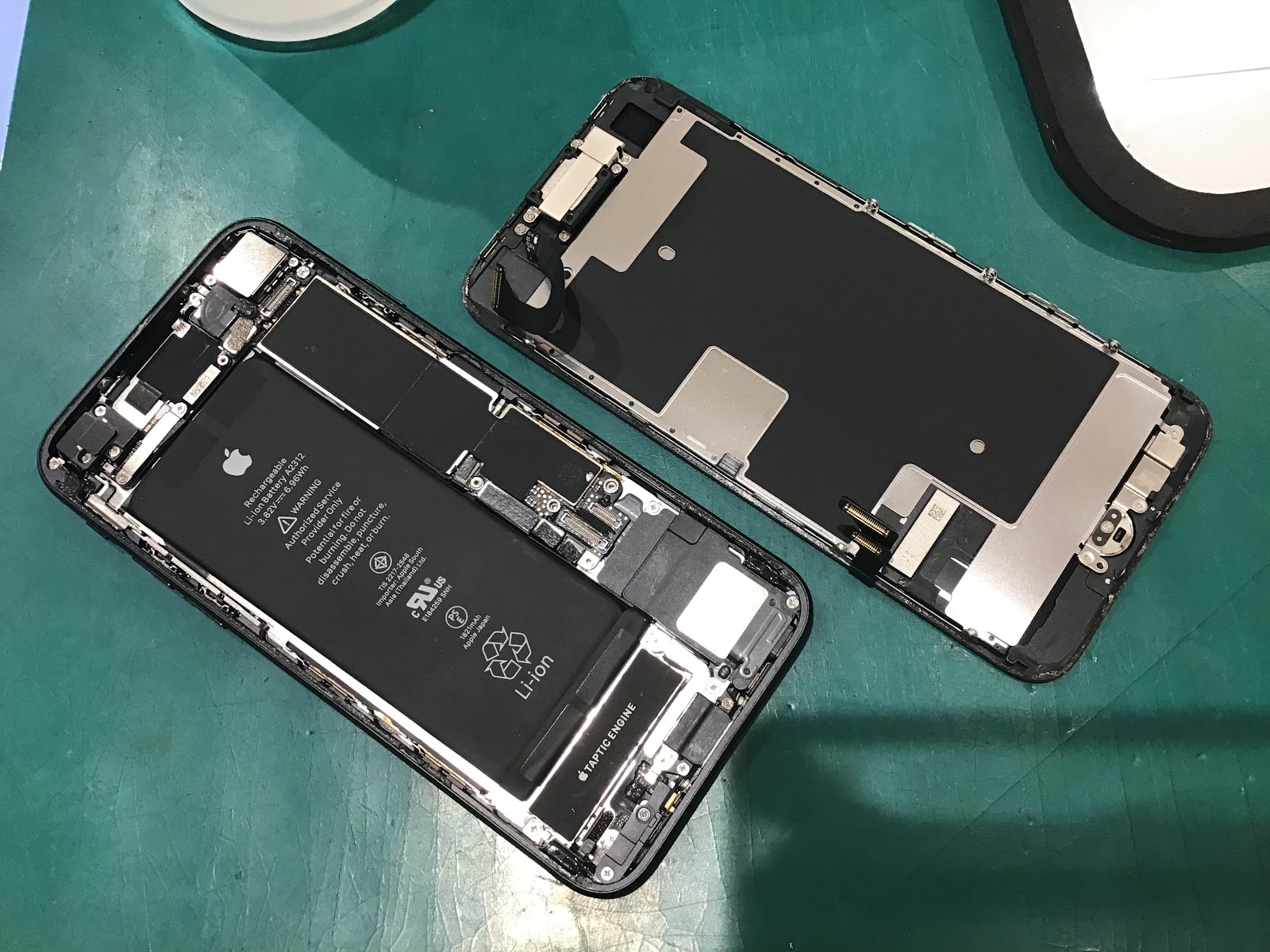 iPhoneSE2のバッテリー交換修理ならデータそのまま・即日修理のスマホ修理工房　丸井錦糸町店へ！